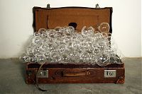 Katharina Kleinfeld, Unterwegs, 2009, H 60 cm, B 110 cm, T 60 cm, Alter Koffer, Glas vor der Lampe geblasen