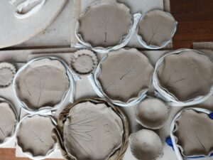 Tellerchen mit Abdruck von Blättern